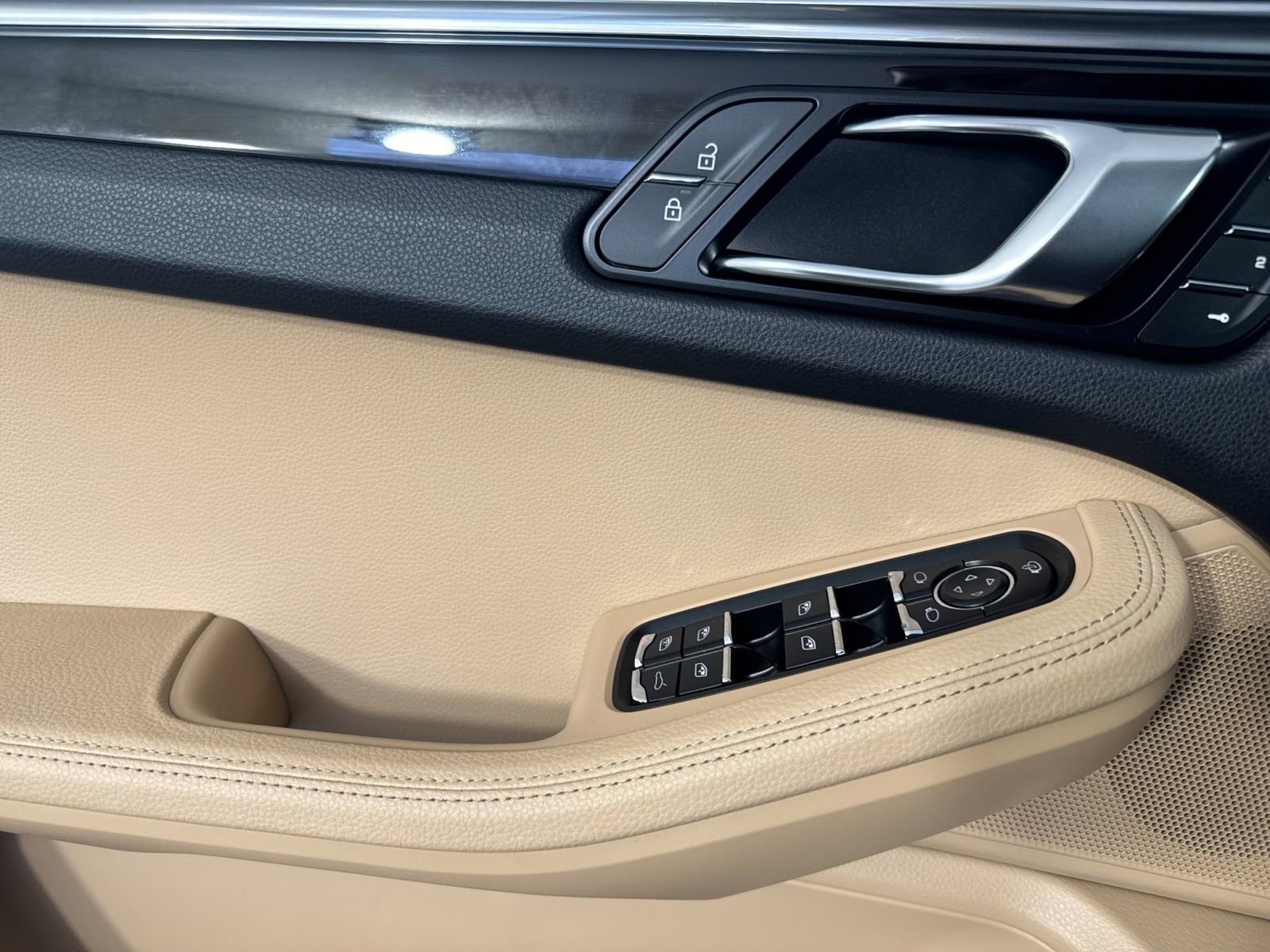 Certified 2025 Porsche Macan image 12
