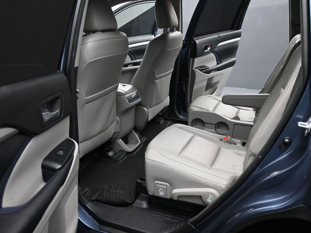 Used 2016 Toyota Highlander XLE image 17