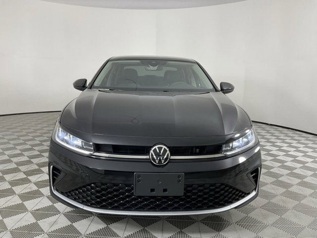 Used 2025 Volkswagen Jetta SE image 2