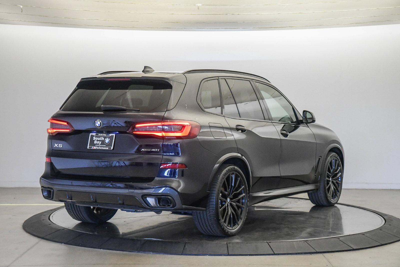 Certified 2023 BMW X5 xDrive40i w/ M Sport Package AWD/4WD image 4