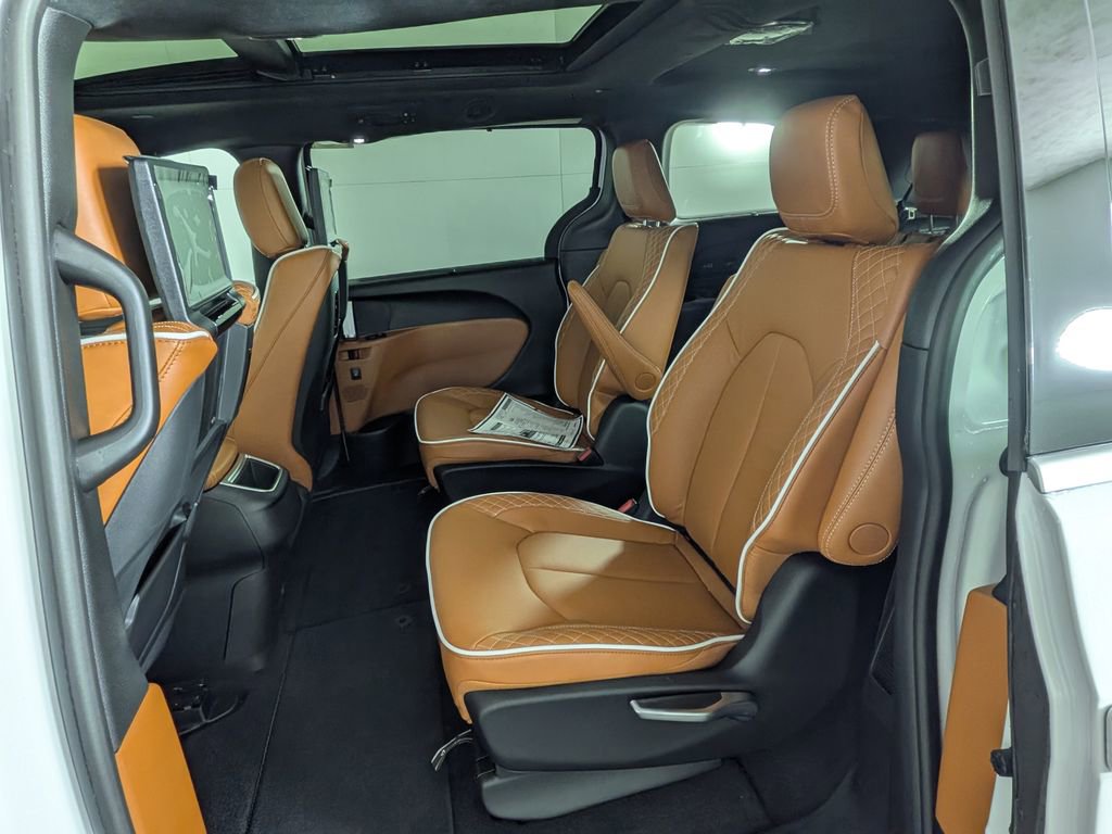 New 2026 Chrysler Pacifica Pinnacle w/ Trailer Tow Group image 32