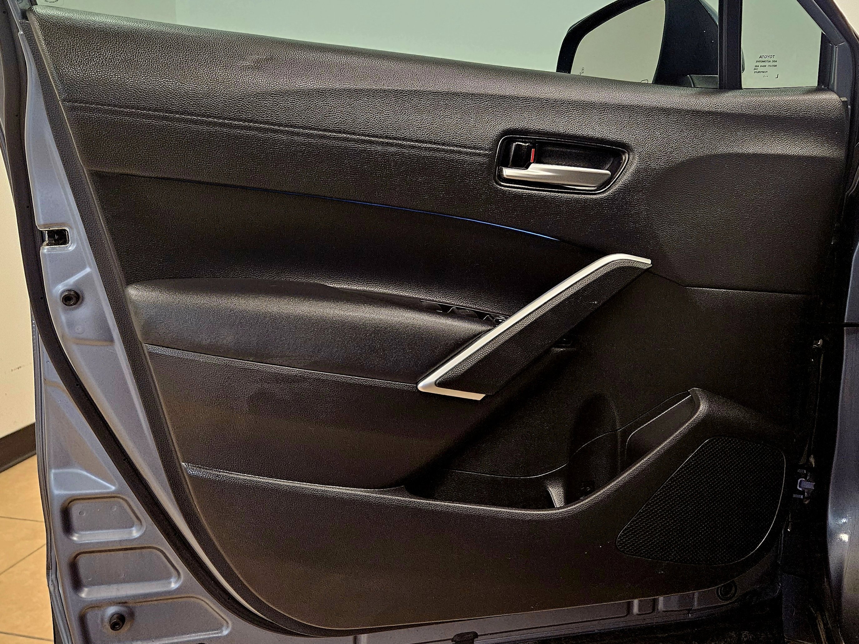 Used 2022 Toyota Corolla Cross XLE w/ Convenience Package image 13