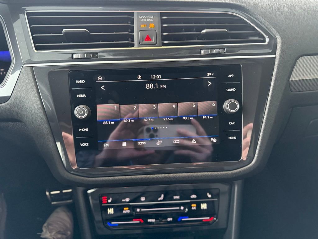 Used 2022 Volkswagen Tiguan SE R-Line image 23