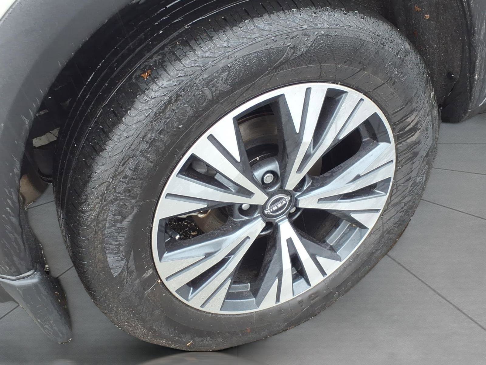 Used 2023 Nissan Rogue SV w/ SV Premium B Package image 5