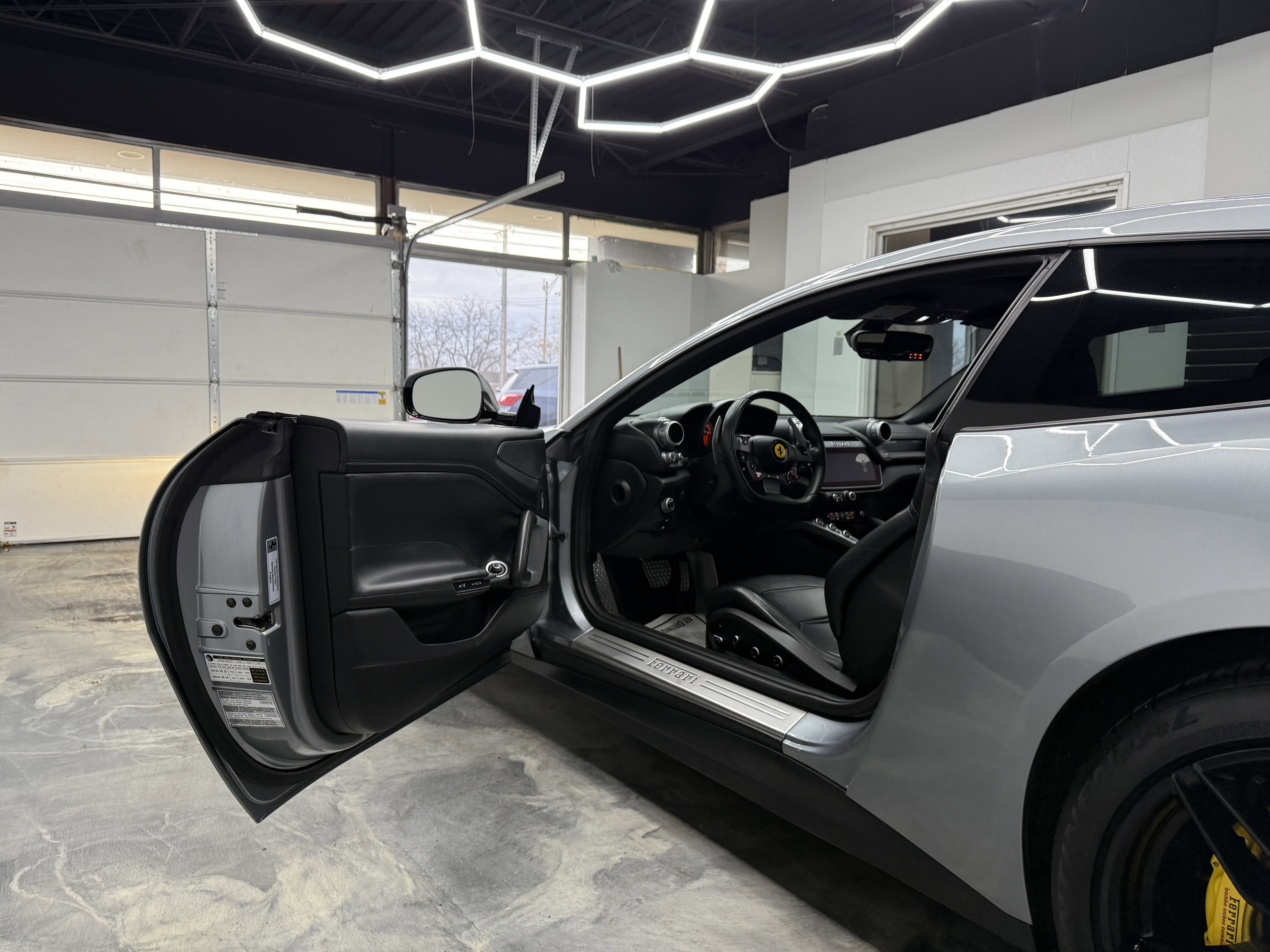 Used 2017 Ferrari GTC4Lusso image 9