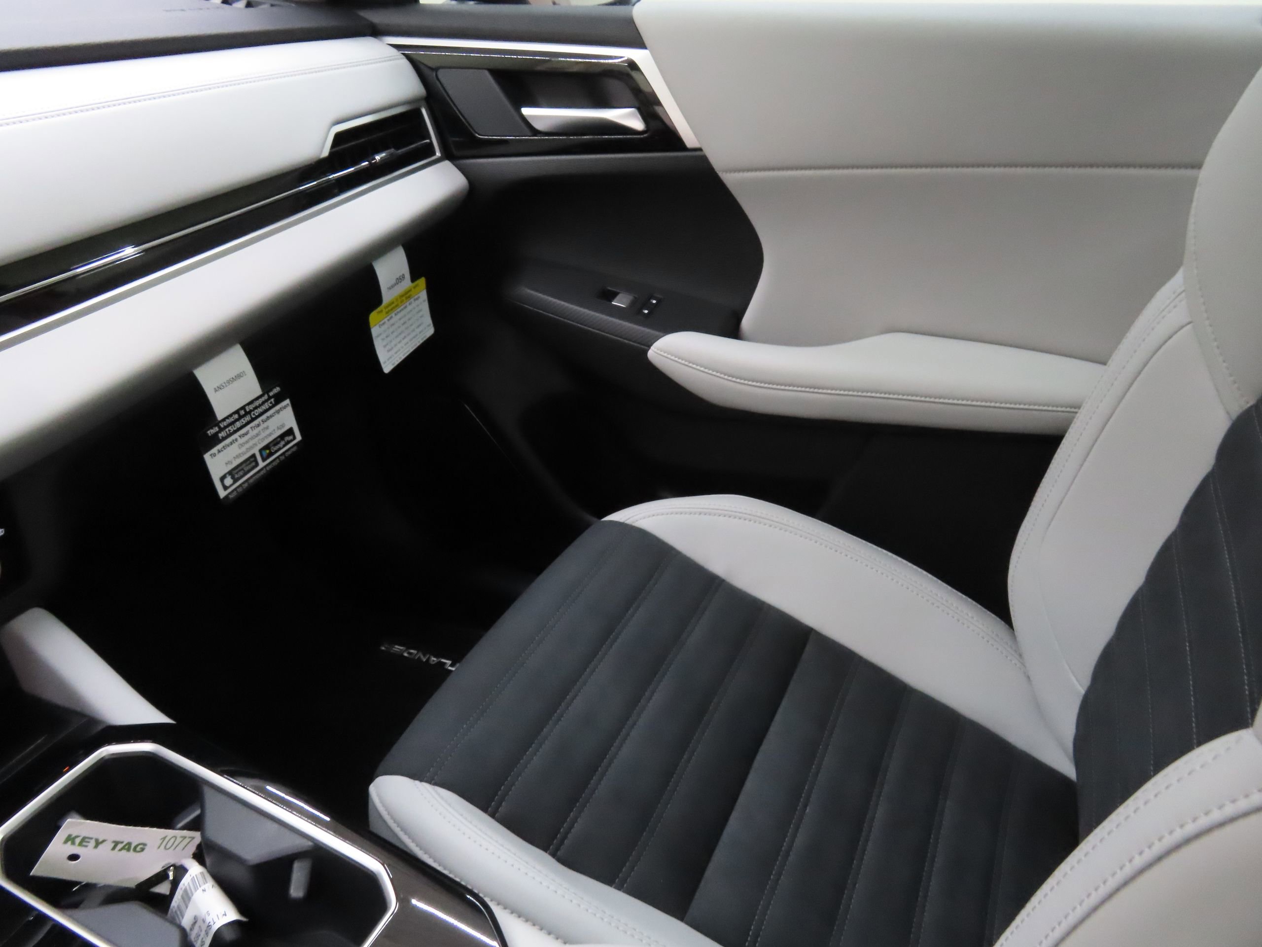 New 2025 Mitsubishi Outlander SE image 19