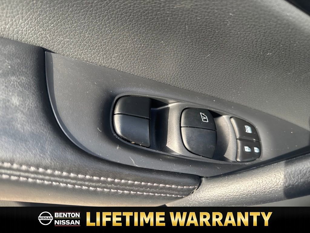 Used 2019 Nissan Rogue SL w/ Premium Package image 11