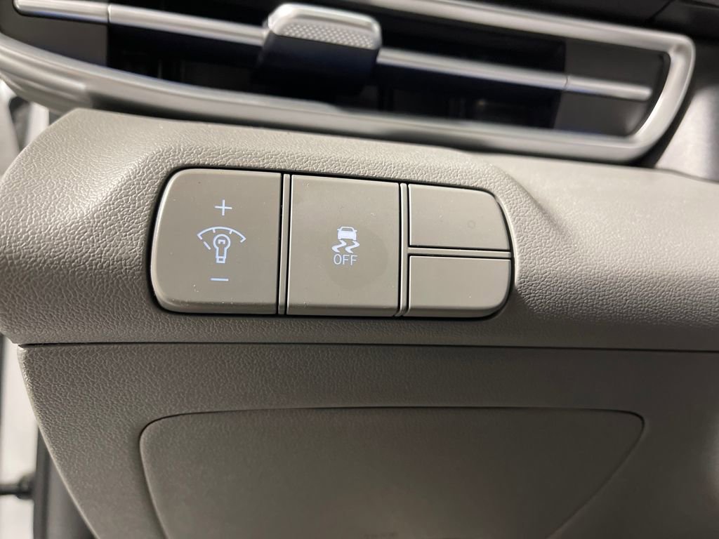 Certified 2025 Hyundai Elantra SEL image 30