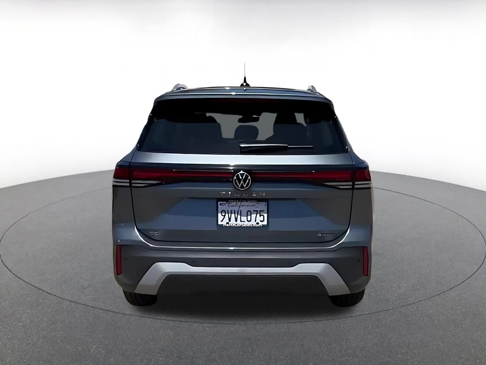 Used 2026 Volkswagen Tiguan SE AWD/4WD image 12