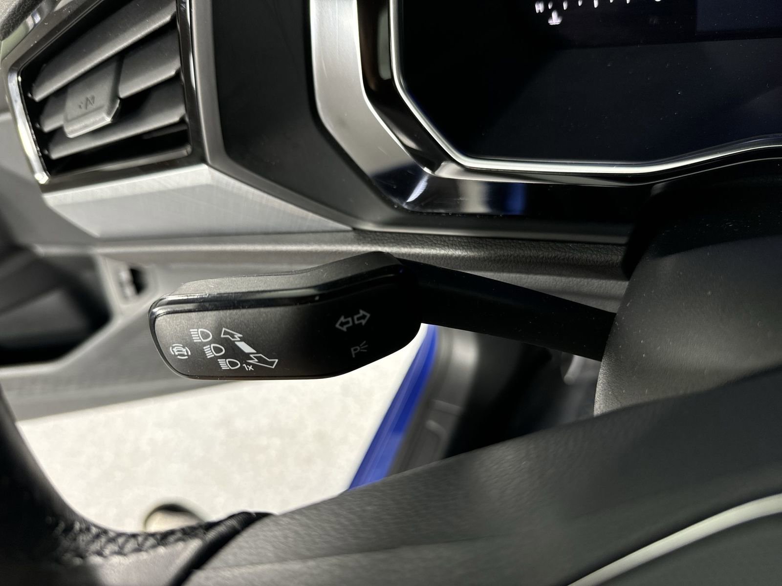 Used 2023 Volkswagen Jetta SE w/ Panoramic Sunroof Package image 15