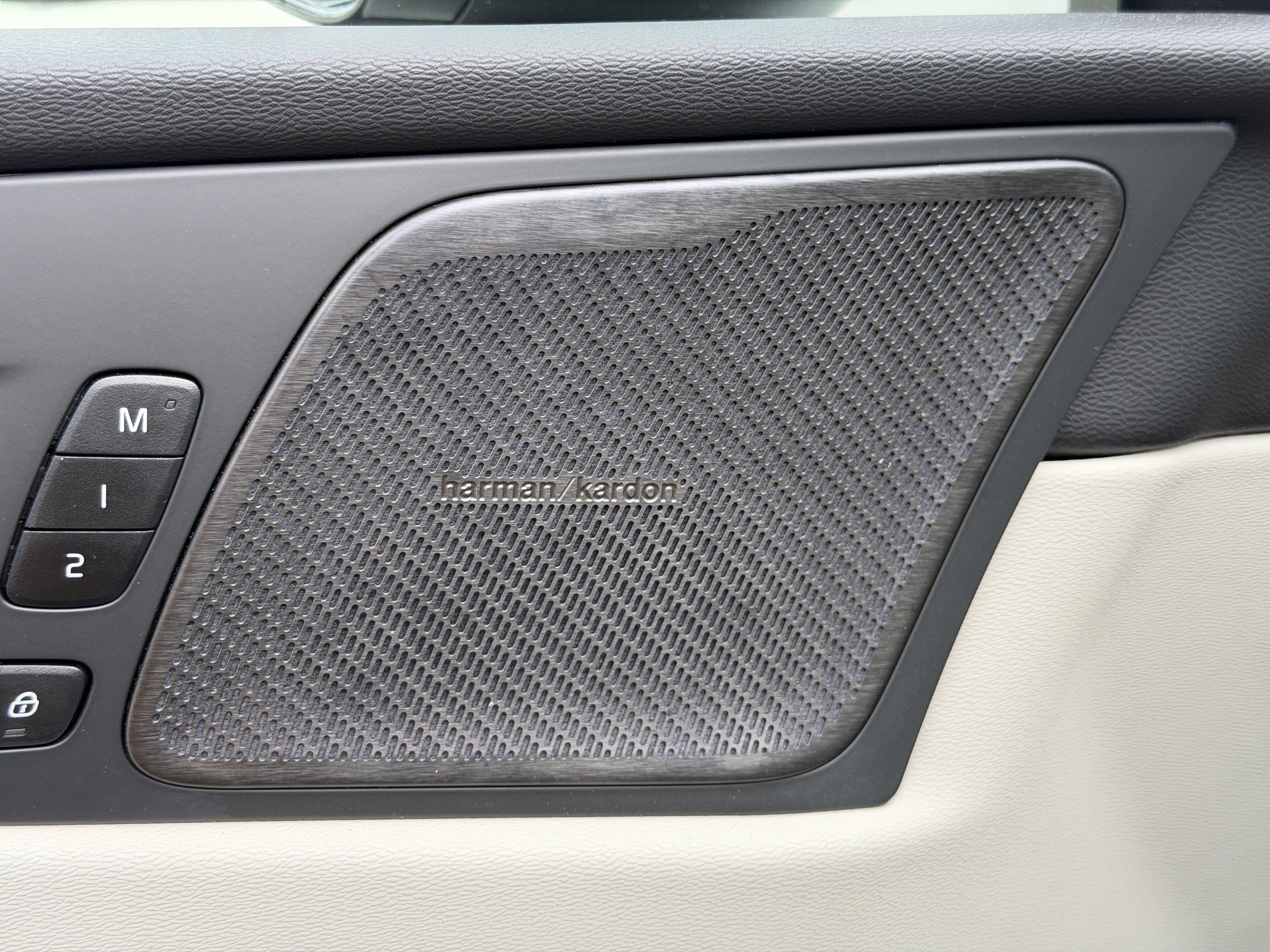 Certified 2025 Volvo XC60 T8 Ultra w/ Protection Package image 19