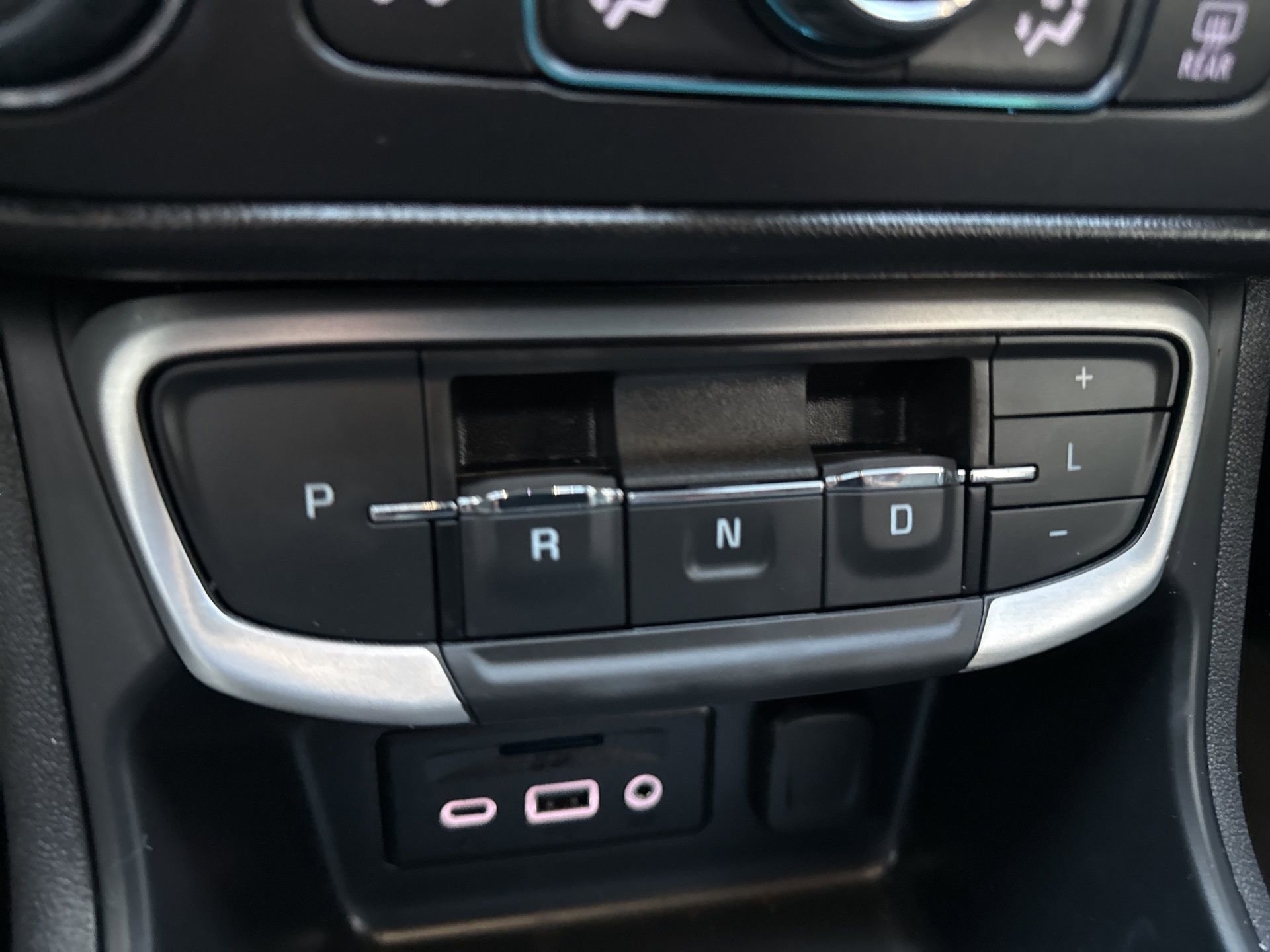 Used 2024 GMC Terrain SLT image 19