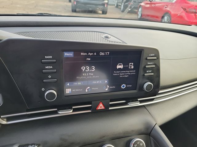 Used 2025 Hyundai Elantra SE image 19