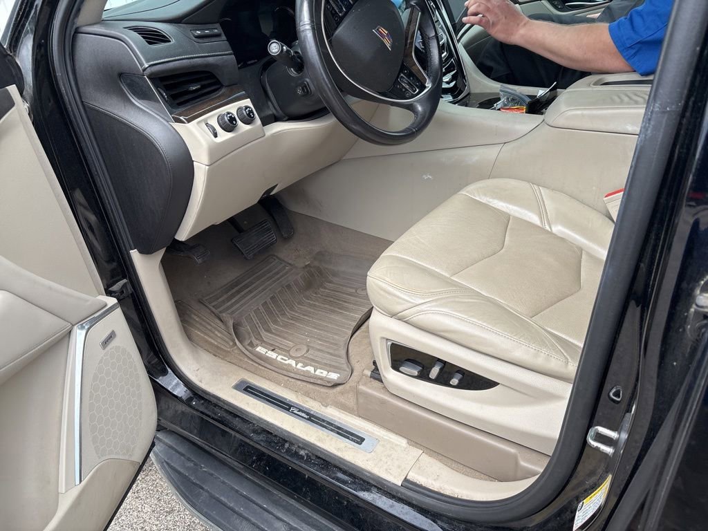 Used 2018 Cadillac Escalade Luxury w/ LPO, Radiant Package AWD/4WD image 9