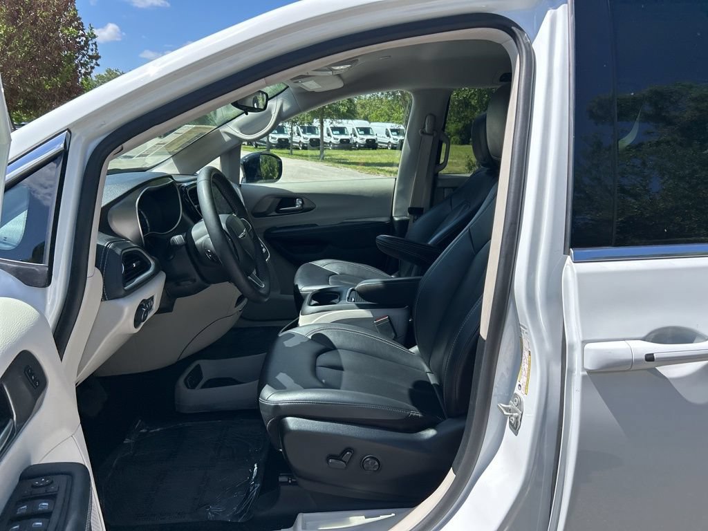 Used 2024 Chrysler Pacifica Limited FWD image 15