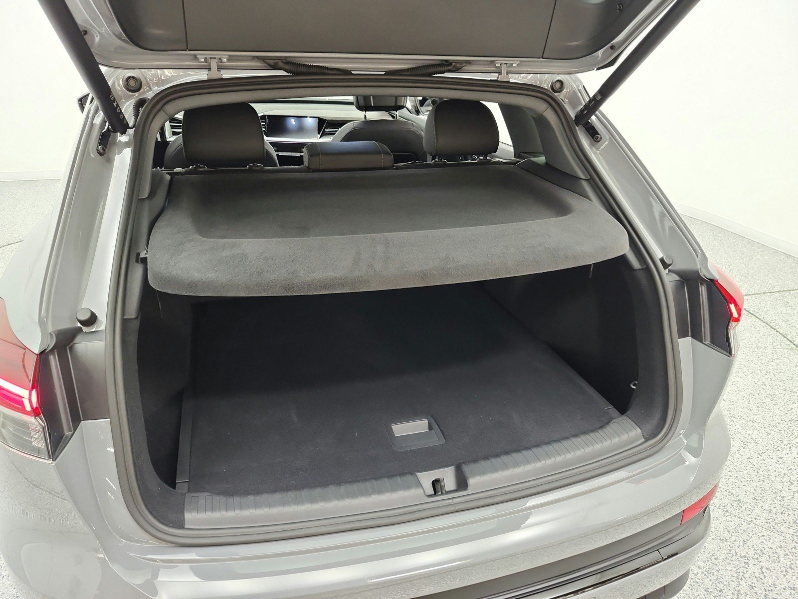 Used 2025 Audi Q4 e-tron Premium Plus w/ Premium Plus AWD/4WD image 21