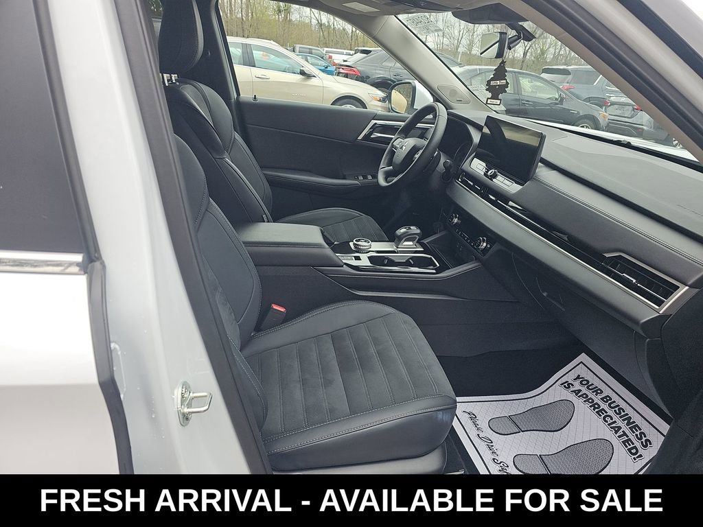 Used 2025 Mitsubishi Outlander SE image 12
