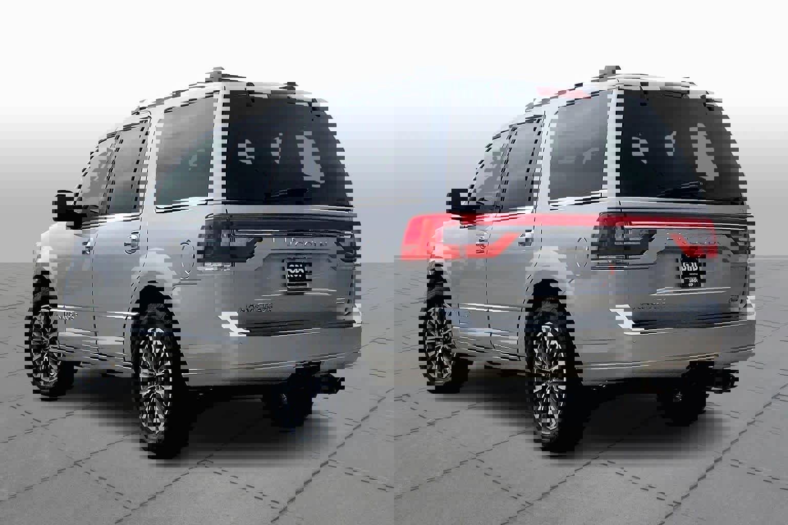 Used 2015 Lincoln Navigator 4WD image 11