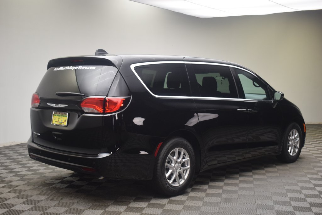 New 2027 Chrysler Pacifica LX FWD image 5