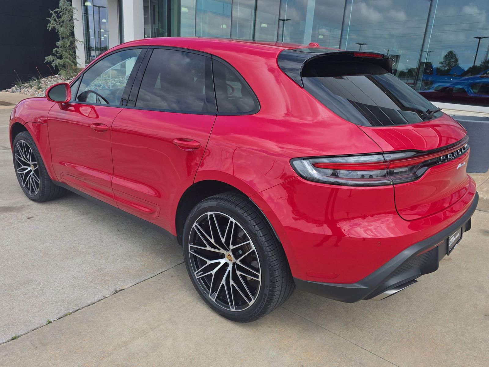 Certified 2022 Porsche Macan image 3