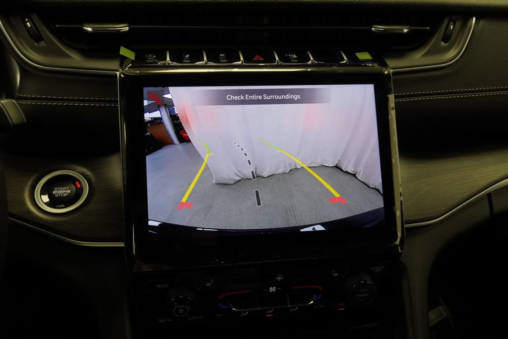 Used 2025 Jeep Grand Cherokee Limited AWD/4WD image 23