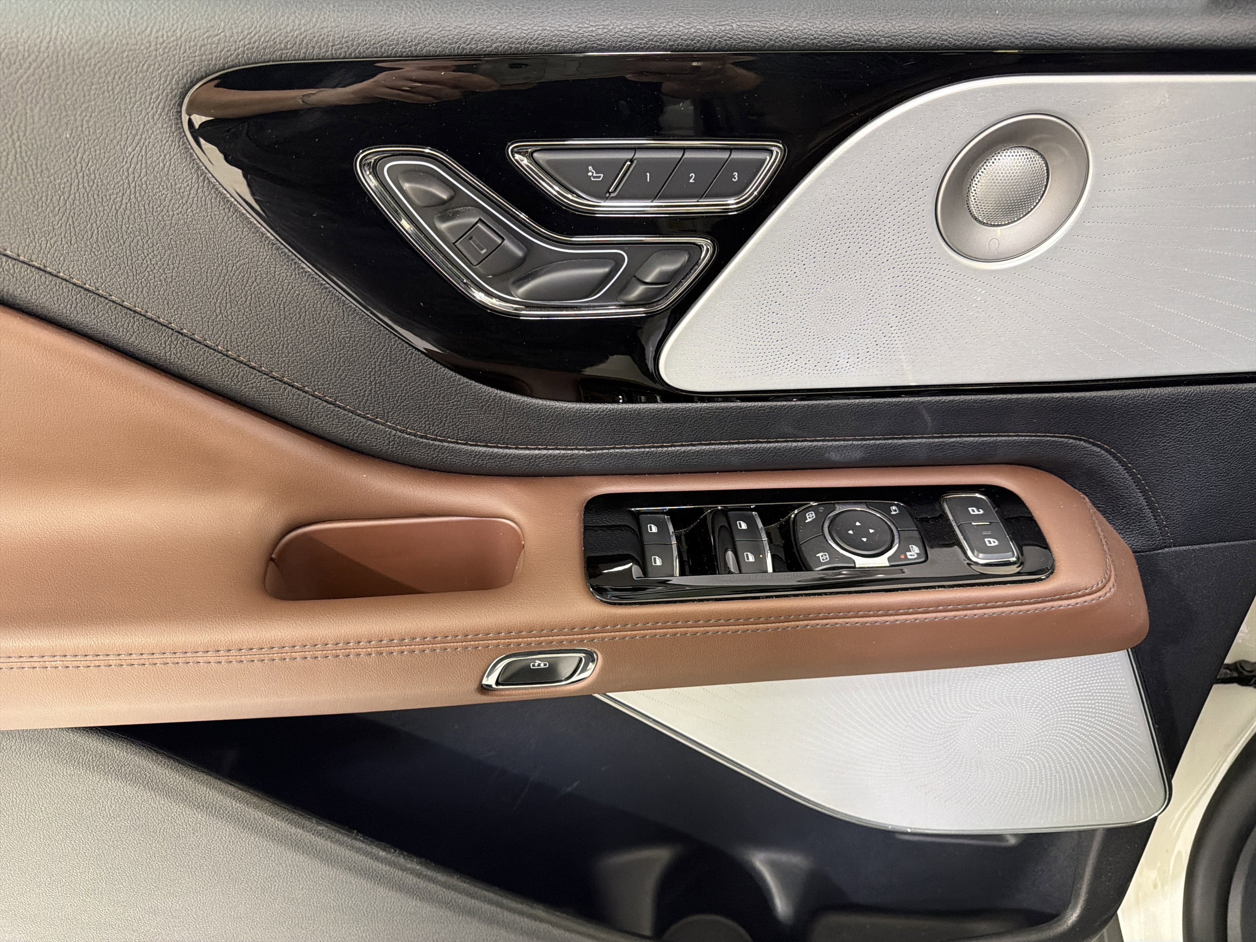 Used 2025 Lincoln Aviator Reserve w/ Luxury Package image 16