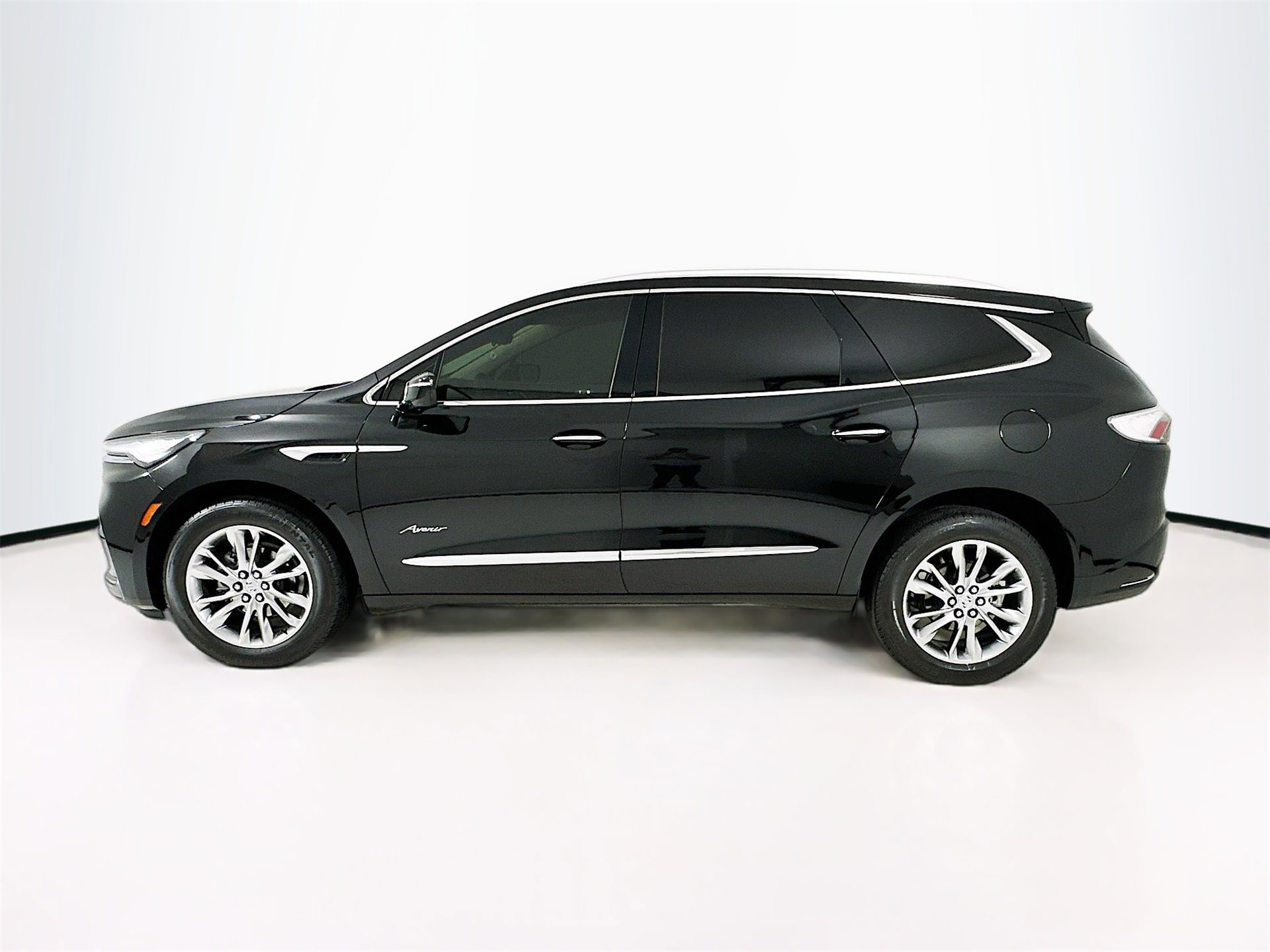 Used 2024 Buick Enclave Avenir w/ Avenir Technology Package image 5