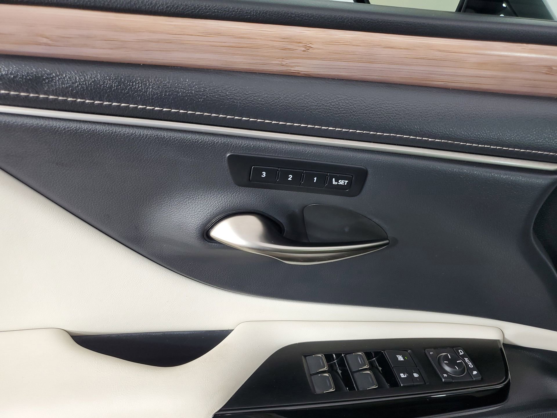 Used 2023 Lexus ES 350 w/ Premium Package image 27