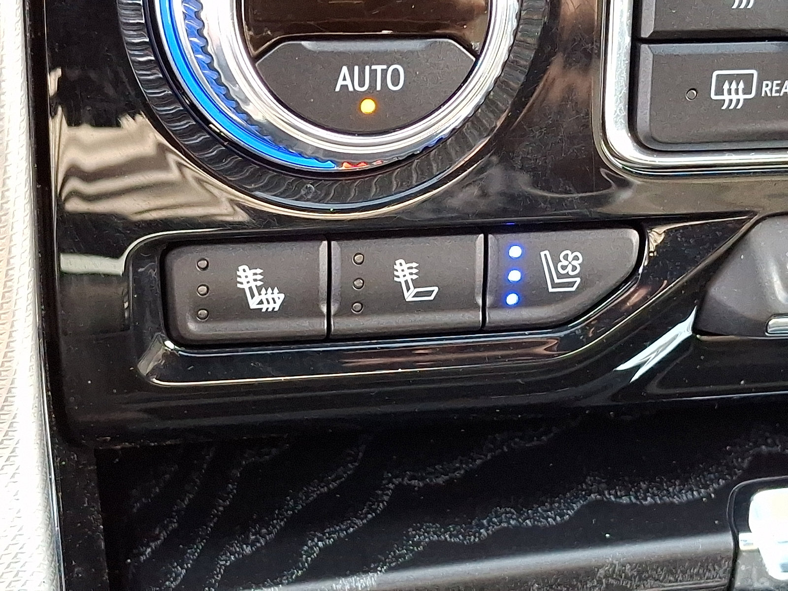 Used 2023 GMC Yukon XL Denali AWD/4WD image 27