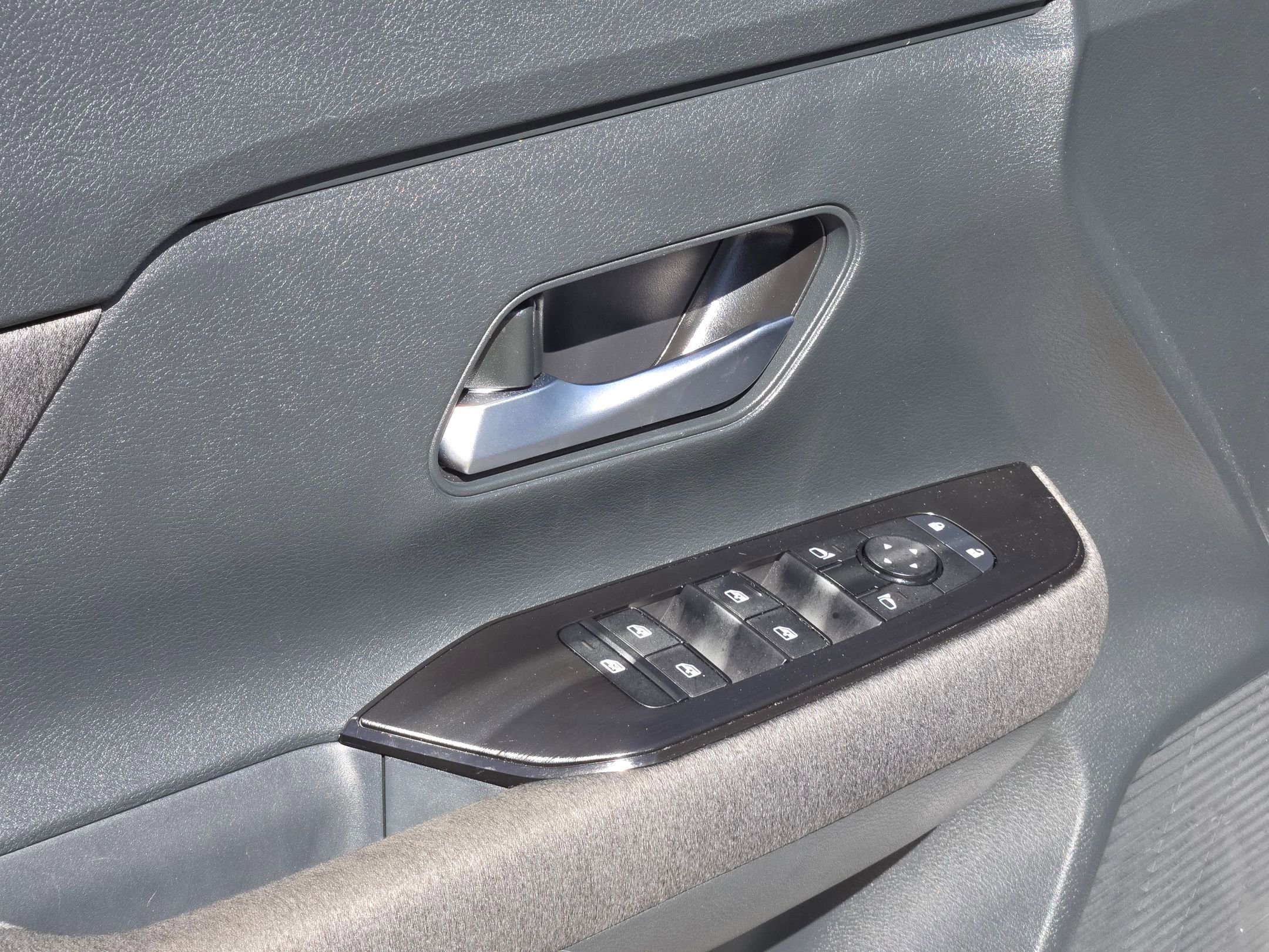 Certified 2025 Nissan Kicks SV w/ Interior Electronics Package image 12