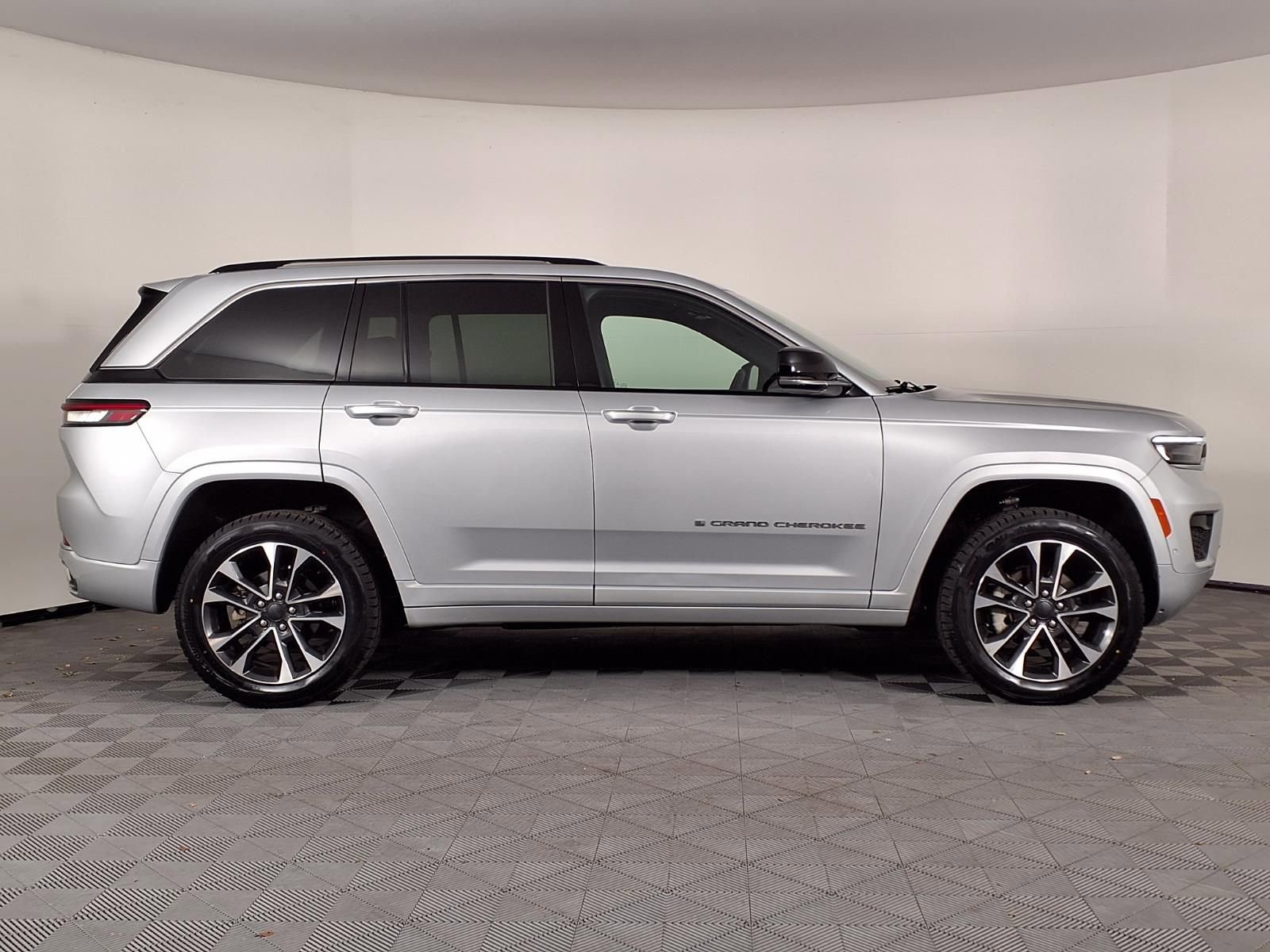 Used 2023 Jeep Grand Cherokee Overland AWD/4WD image 35