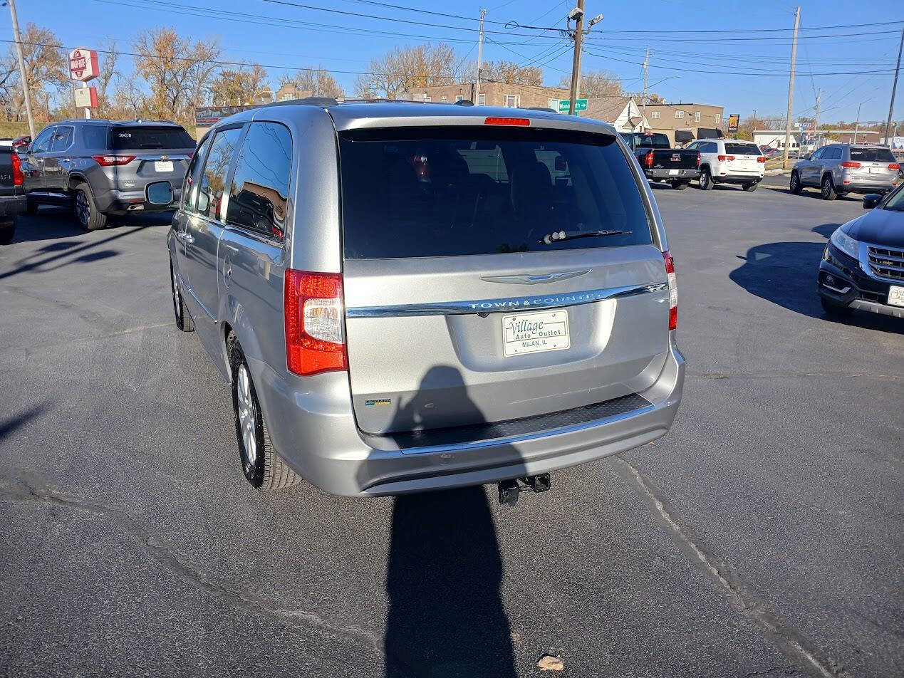 Used 2016 Chrysler Town & Country Touring image 5