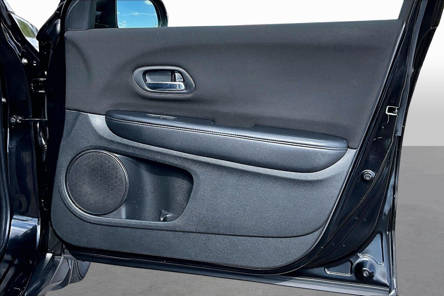 Used 2016 Honda HR-V LX image 17