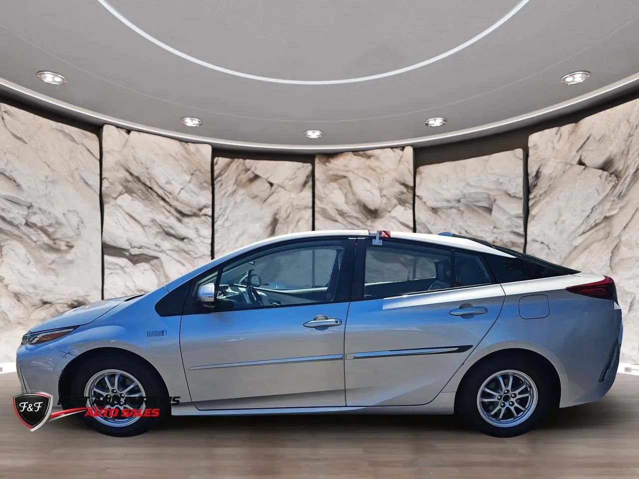 Used 2021 Toyota Prius Prime XLE w/ Carpet Mat Package (TMS) FWD image 4