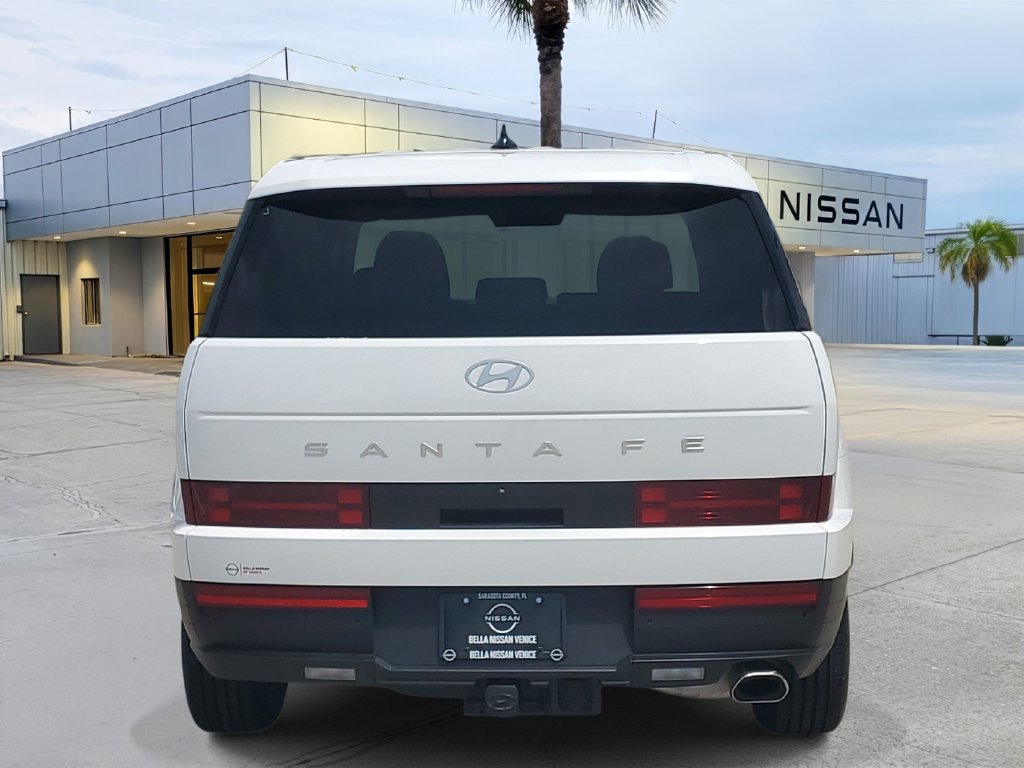 Used 2025 Hyundai Santa Fe SE FWD image 4