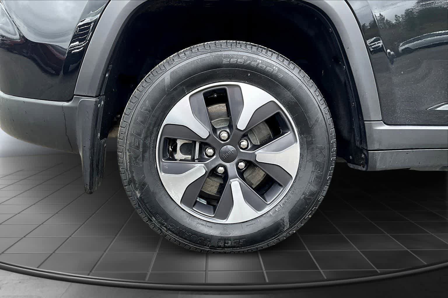 Used 2022 Jeep Grand Cherokee Limited 4xe w/ MOPAR Finishing Package AWD/4WD image 35