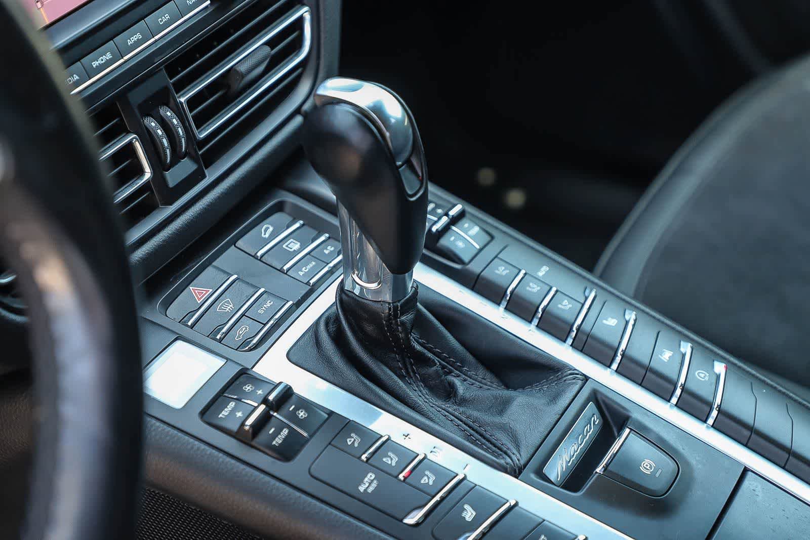Used 2020 Porsche Macan AWD/4WD image 25