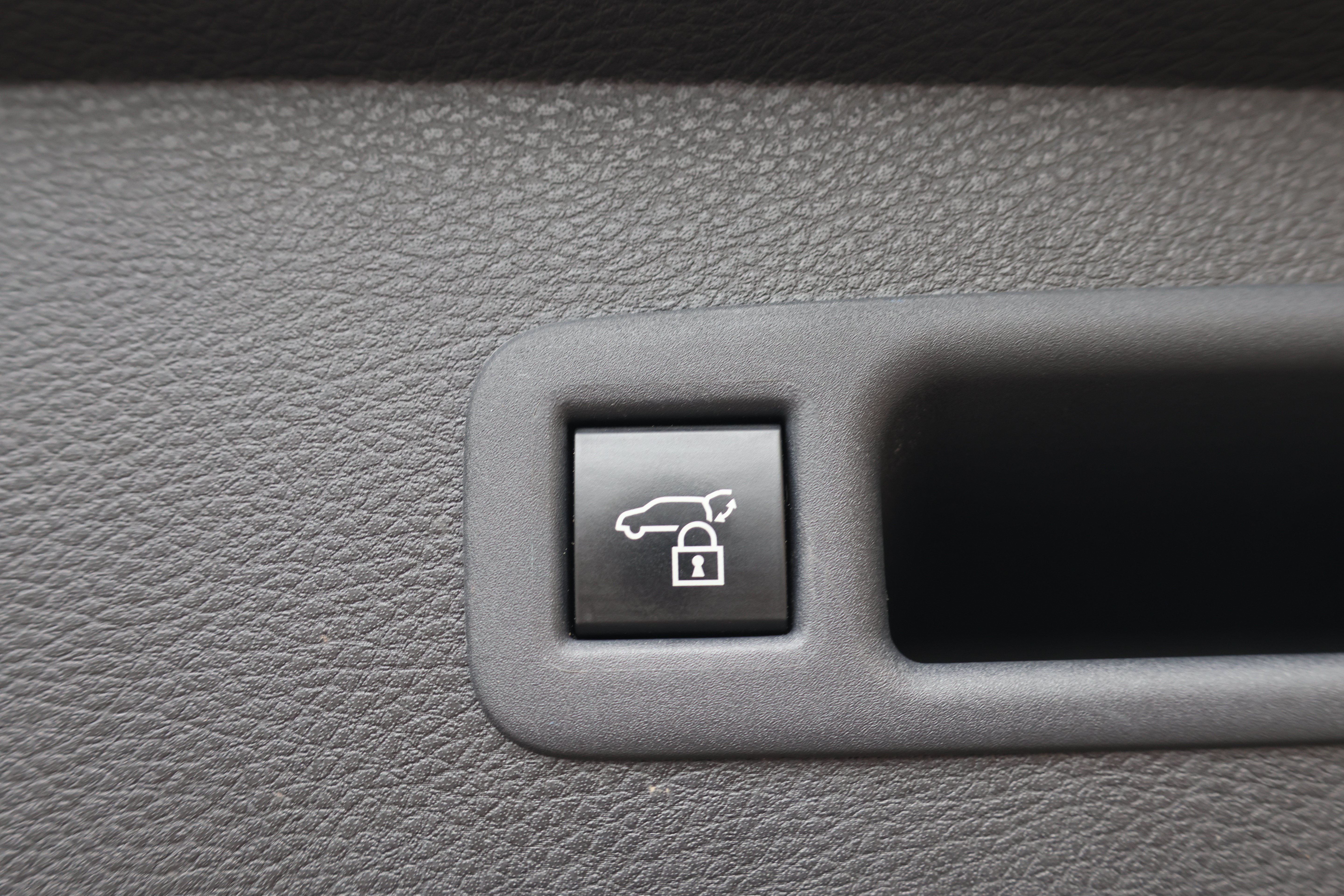 Certified 2025 Toyota Sienna XLE FWD image 6