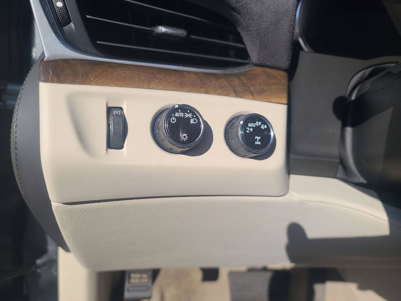 Used 2019 Cadillac Escalade Luxury AWD/4WD image 21