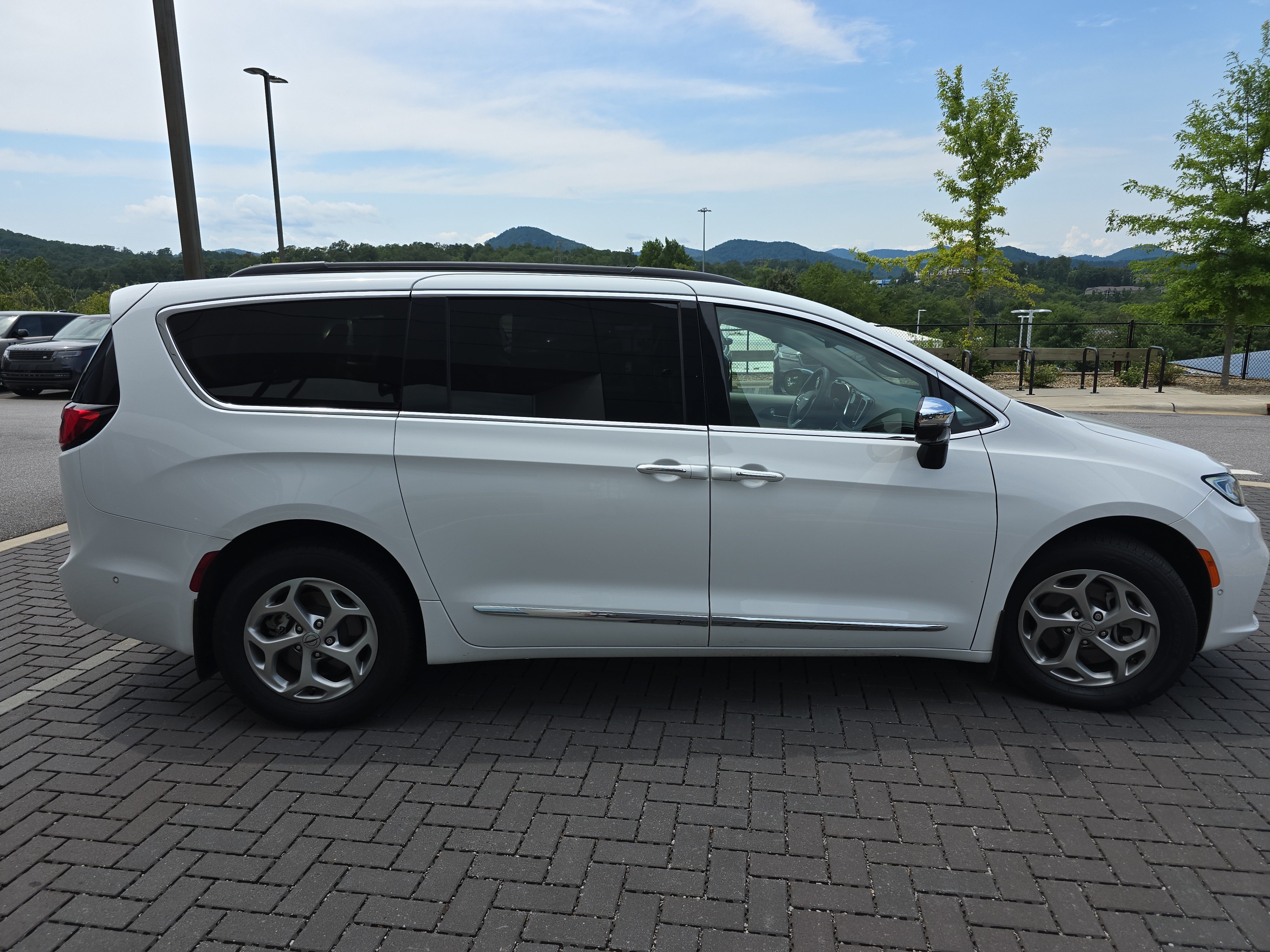 Used 2023 Chrysler Pacifica Limited w/ Uconnect Theater Family Group AWD/4WD image 4