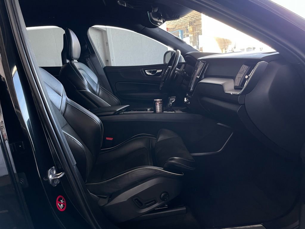 Used 2018 Volvo XC60 T6 R-Design w/ Convenience Package image 18