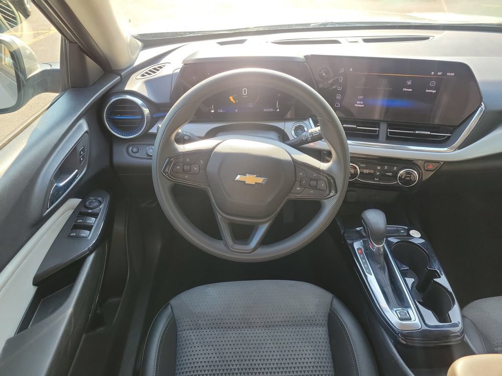 Used 2025 Chevrolet Trax LT FWD image 14