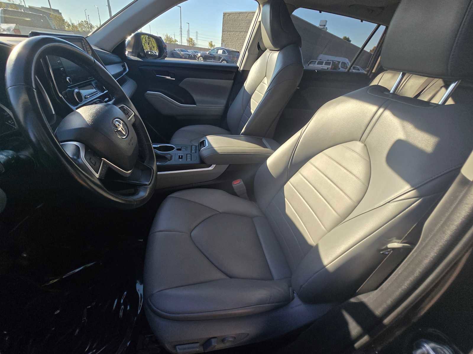 Used 2022 Toyota Highlander XLE image 24