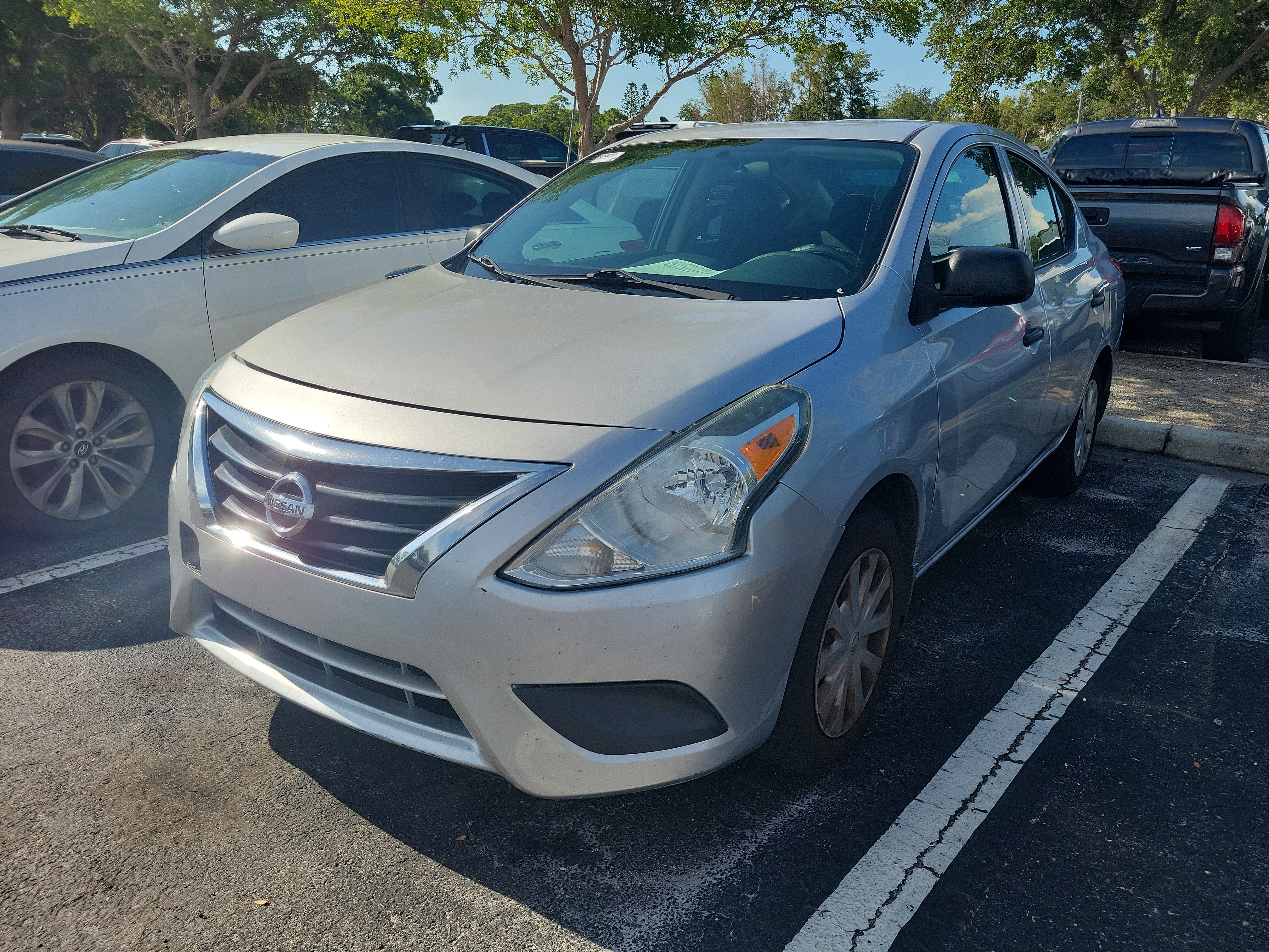 Used 2015 Nissan Versa S FWD image 3