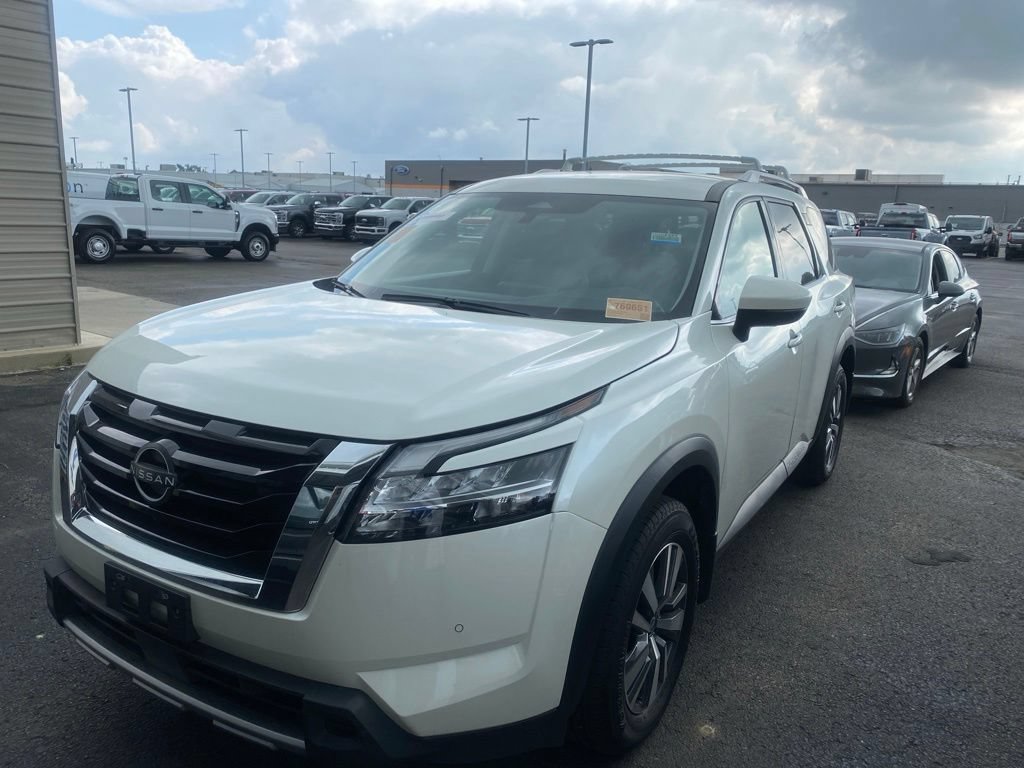 Used 2024 Nissan Pathfinder SL AWD/4WD image 2