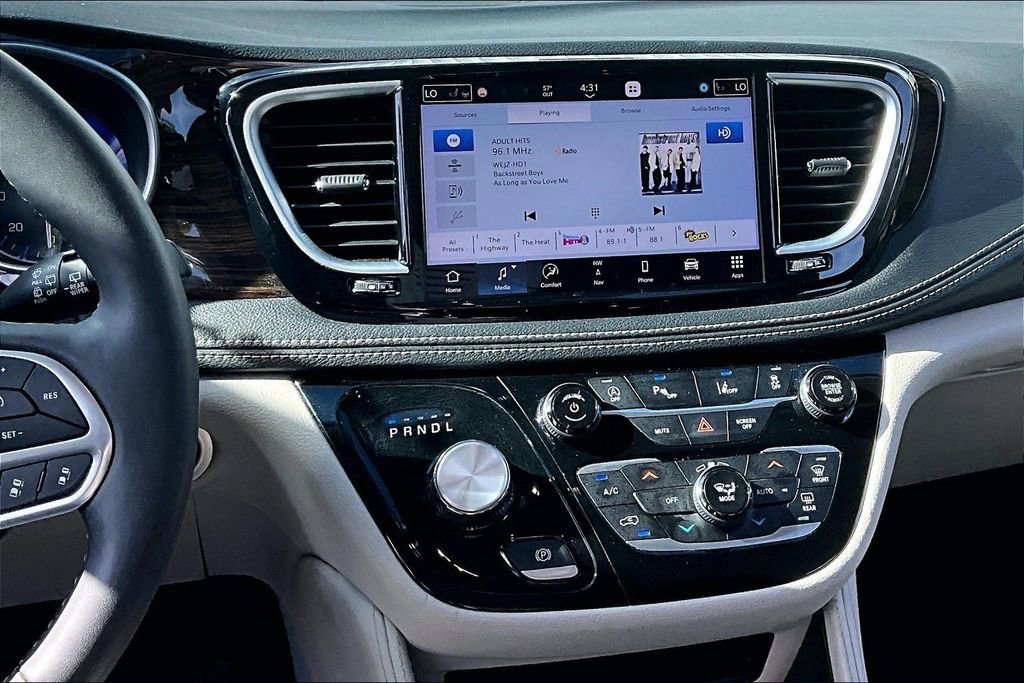 Used 2023 Chrysler Pacifica Limited image 9