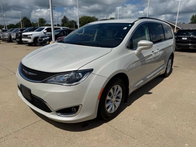 Used 2017 Chrysler Pacifica Touring-L FWD image 3