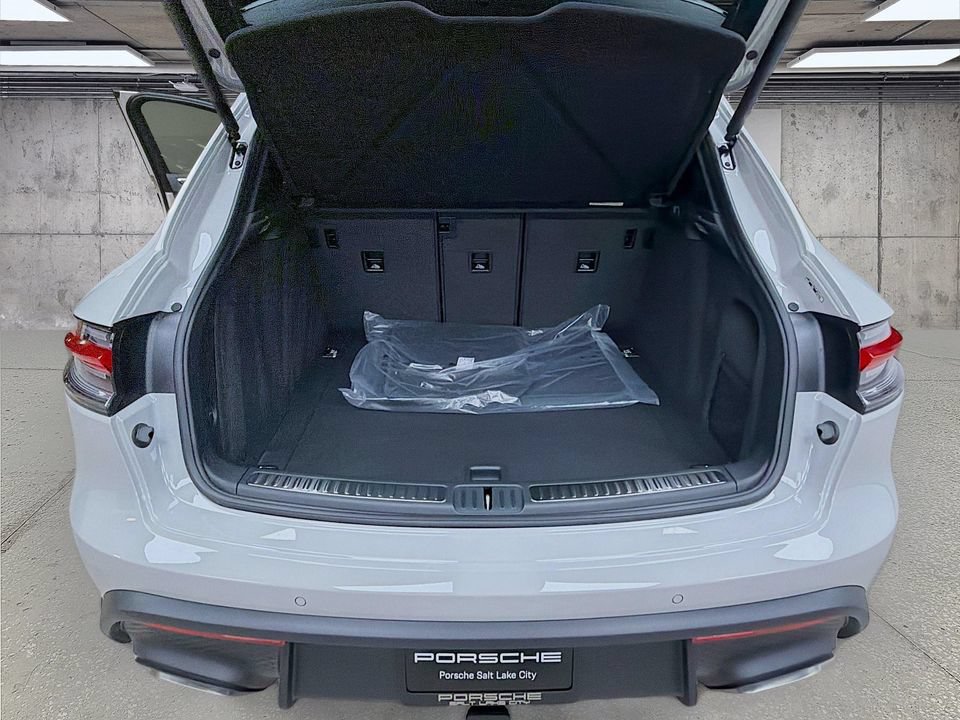 New 2026 Porsche Macan AWD/4WD image 28