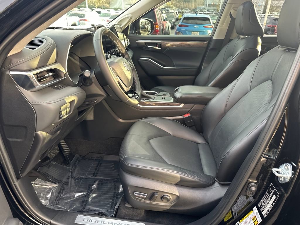 Used 2023 Toyota Highlander Limited image 12