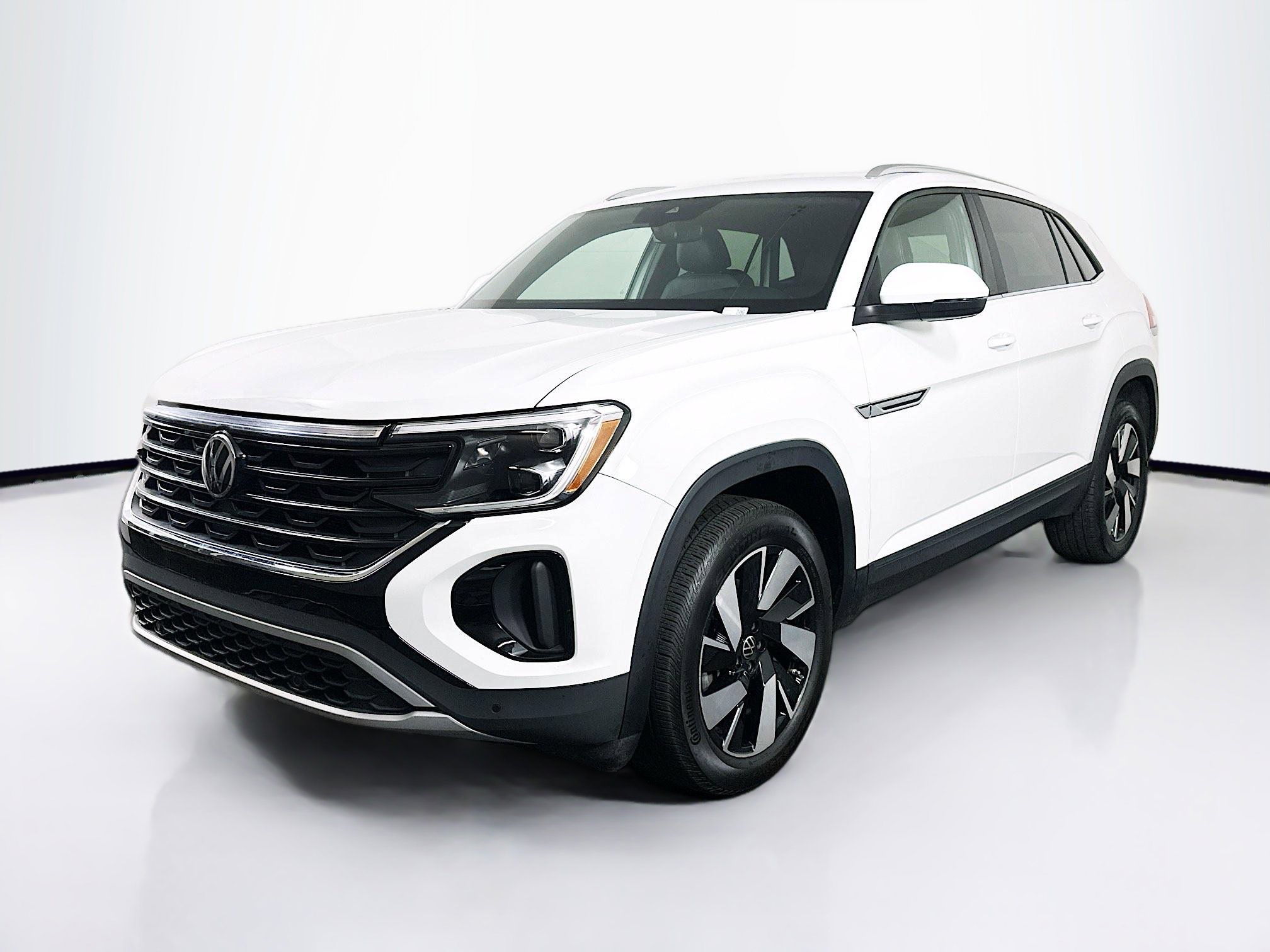 Used 2025 Volkswagen Atlas Cross Sport SE image 3